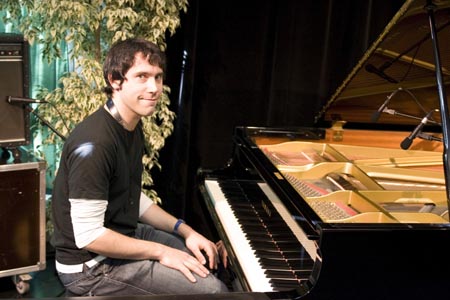 53 Arnaud attend le concert